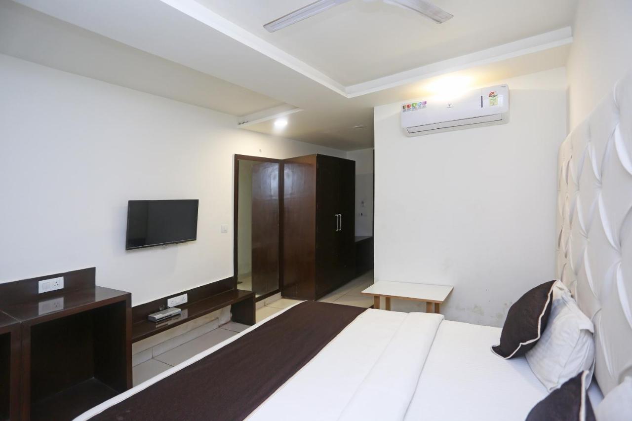 Oyo 18422 Central Grand Belanganj Esterno foto