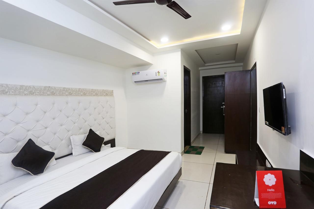 Oyo 18422 Central Grand Belanganj Esterno foto
