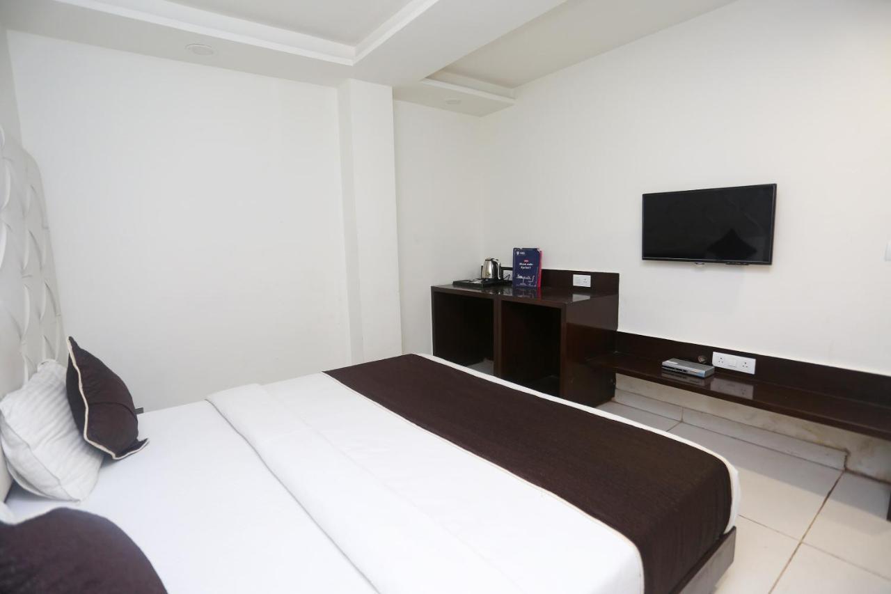 Oyo 18422 Central Grand Belanganj Esterno foto