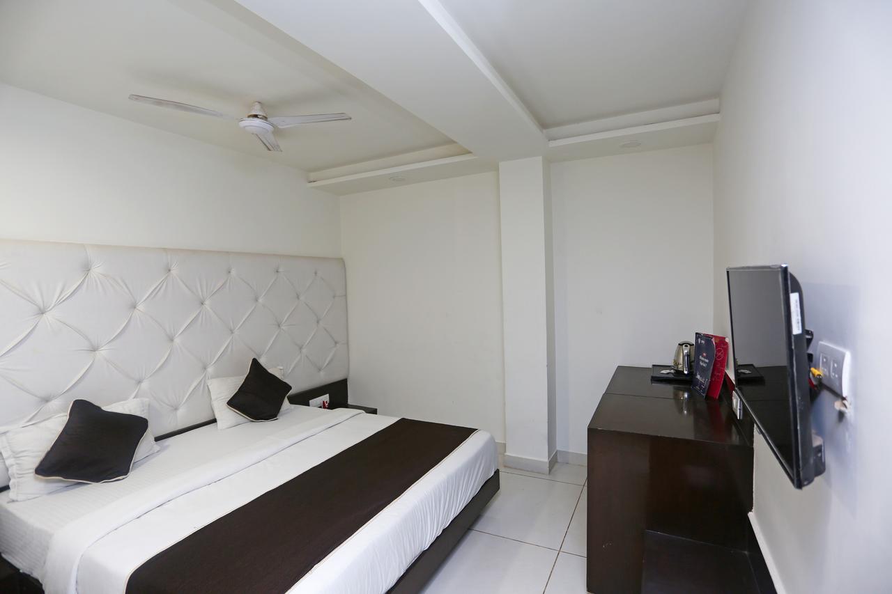 Oyo 18422 Central Grand Belanganj Esterno foto