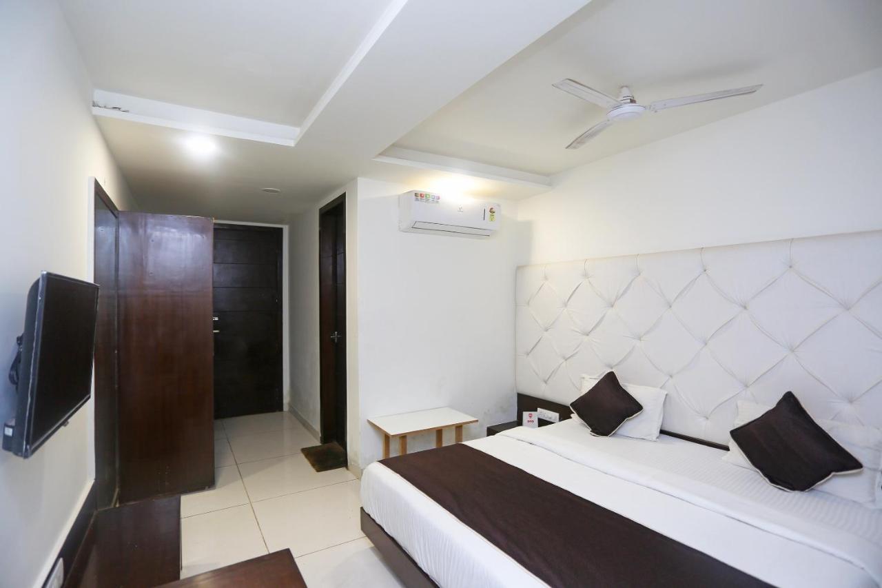 Oyo 18422 Central Grand Belanganj Esterno foto